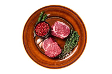 Köy tabaklarında çiğ fileto mignon fileto biftekli biftek. İzole edilmiş, beyaz arka plan. Üst görünüm