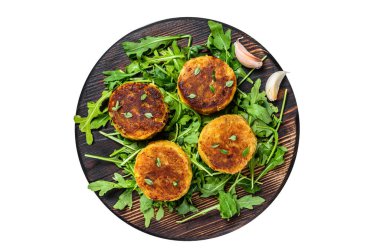 Mercimek, sebze ve roka ile sebzeli börek. İzole edilmiş, beyaz arka plan. Üst görünüm