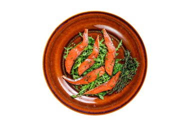 Roka salatası ve füme somon filetosu. İzole edilmiş, beyaz arka plan. Üst görünüm