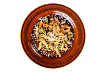 Tabakta krema soslu deniz ürünleri renginde makarna. İzole edilmiş, beyaz arka plan. Üst görünüm