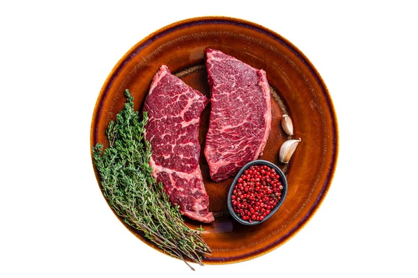 Taze çiğ Denver ya da kekik kaplı bir et parçası. İzole edilmiş, beyaz arka plan. Üst görünüm