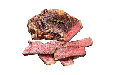 Kavrulmuş Wagyu bifteği ya da çelik tepside otlu Striploin bifteği. İzole, beyaz arkaplan