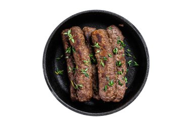 Tavada ızgara kıymalı sosis. İzole, beyaz arkaplan