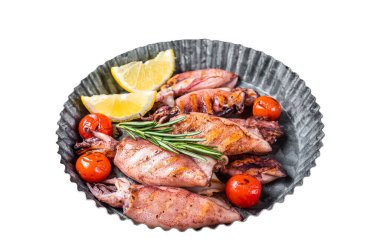 Izgara kalamar, otlu bir tabakta kalamar. İzole, beyaz arkaplan