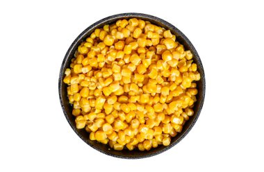Tavada tatlı konserve mısır taneleri. İzole, beyaz arkaplan