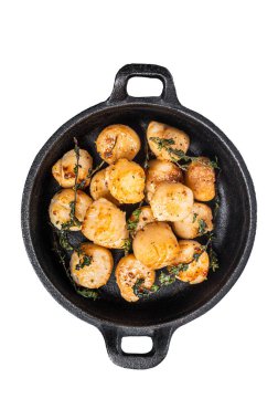 Sarımsak, kekik ve tereyağı ile kurutulmuş deniz tarakları dökme demir tavada servis edilir. İzole, beyaz arkaplan