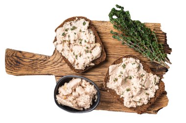 Tahtada morina ciğeri sandviçi açık. İzole, beyaz arkaplan