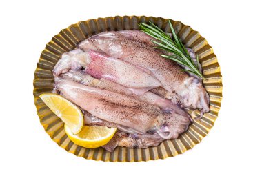 Bitki ve limonlu çiğ kalamar, taze deniz ürünleri. İzole, beyaz arkaplan