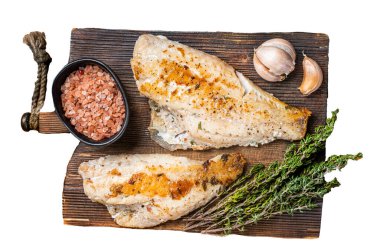 Kızarmış deniz levreği fileto, ahşap tahtada kırmızı balık. İzole, beyaz arkaplan