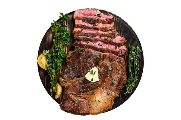 烤肋眼牛肉牛排在切菜板上 孤立的白色背景 — 图库照片