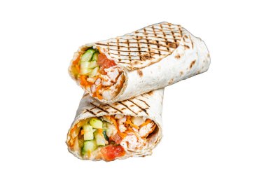 Shawarma Shaurma kebabı, et, sebze salatası ve patates kızartması. İzole, beyaz arkaplan