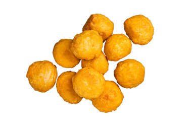 Kremalı Patates Kroketi ve Peynir mermer bir tahtanın üzerinde servis ediliyor. İzole, beyaz arkaplan