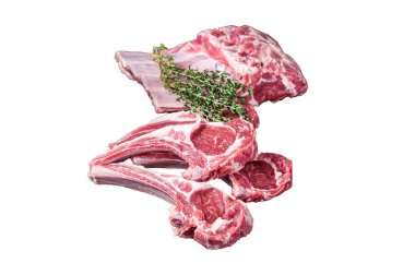 Mutfak masasında baharat ve otlarla taze çiğ kuzu eti pirzolası. İzole, beyaz arkaplan