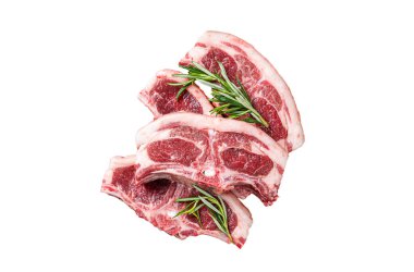 Ham taze koyun eti, üzerinde ot ve baharat kasap tahtası var. İzole, beyaz arkaplan