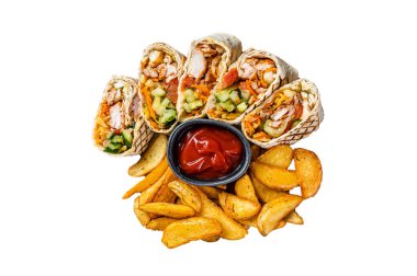 Sebze salatalı ve patates kızartmalı tavuk şavurma şiş kebap. İzole, beyaz arkaplan