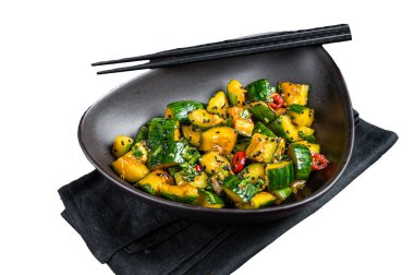 Çin salatalığı, otlar ve susam yağıyla ezildi. İzole, beyaz arkaplan