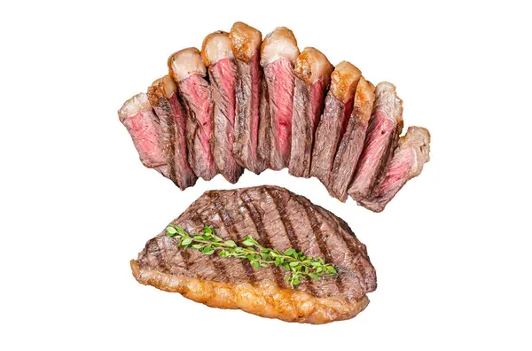 Krájený Středně Propečený Hovězí Steak Svíčkové Talíři Izolované Bílé Pozadí — Stock fotografie