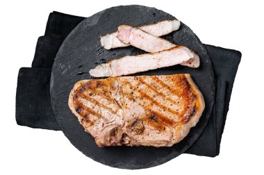 Kızarmış barbekü domuz pirzolası ya da tahtada dilimlenmiş biftek. İzole, beyaz arkaplan