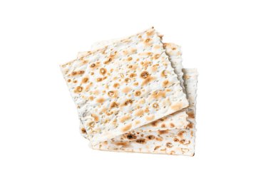 Antika çelik tepside matza parçaları. İzole, beyaz arkaplan