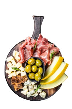 Jambonlu, parmesanlı, mavi peynirli, kavunlu ve zeytinli jambonlu pandispanya. İzole, beyaz arkaplan