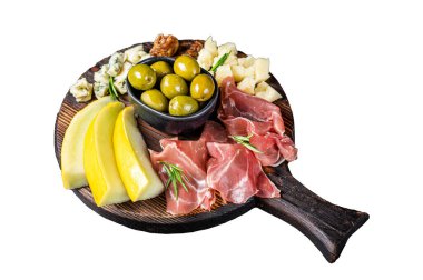 Jambonlu, parmesanlı, mavi peynirli, kavunlu ve zeytinli jambonlu pandispanya. İzole, beyaz arkaplan