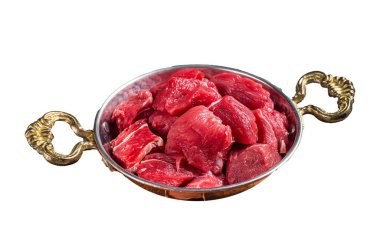 Pişmemiş çiğ dana eti, tavada güveç için. İzole, beyaz arkaplan