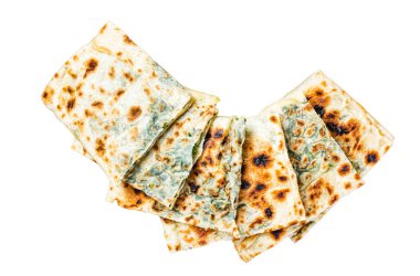 Taze pişmiş Türk gözlemesi, yeşil ve peynirli düz ekmek. İzole, beyaz arkaplan