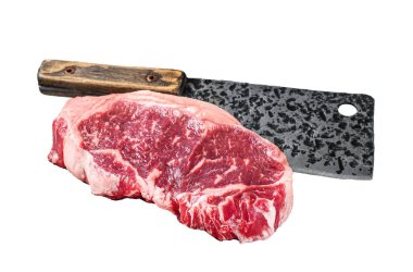 Tahta kesme tahtasının üzerinde çiğ çizgili biftek bifteği olan kasap tahtası. İzole, beyaz arkaplan