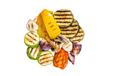 Izgara sebze, dolmalık biber, kabak, patlıcan, soğan ve domates. İzole, beyaz arkaplan