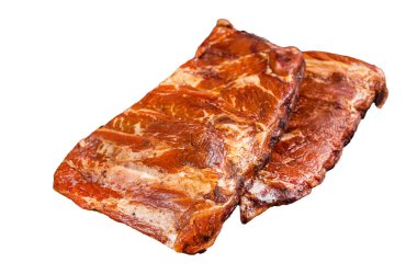 Et lokantası mutfağı. Tahta kesme tahtasının üzerinde füme barbekü domuz pirzolası. İzole, beyaz arkaplan