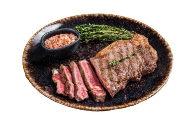 Kekik ve tuzlu bir tabakta barbekü rostosu dilimlenmiş New York bifteği. İzole, beyaz arkaplan