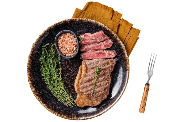 烤肉把纽约牛肉片放在有百里香和盐的盘子里 孤立的白色背景 — 图库照片