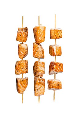 Izgara somon kebabı şiş. İzole, beyaz arkaplan