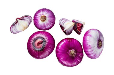 Kesme tahtasında dilimlenmiş kırmızı tatlı soğan. İzole, beyaz arkaplan