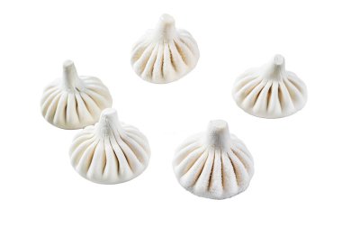 Gürcü çiğ Khinkali köftesi ve et. Beyaz arkaplanda izole