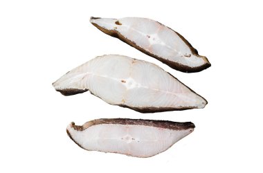 Dilimlenmiş halibut balığı, kekikli çiğ biftek. Beyaz arkaplanda izole