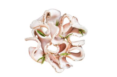 Taze dilimlenmiş domuz yağı, tuzlu, sarımsaklı ve biberli, otlu. Beyaz arkaplanda izole