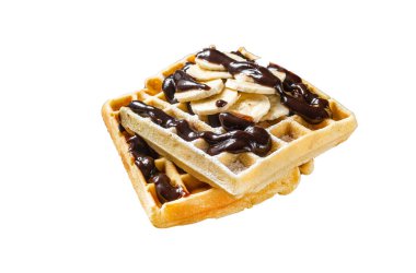 Belçika waffle 'ı, muz ve çikolata şurubuyla kahvaltı. Beyaz arkaplanda izole
