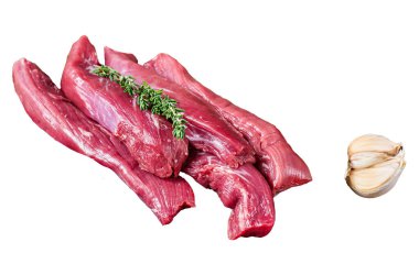 Et satırıyla kasap panosunda çiğ kuzu fileto fileto. Beyaz arkaplanda izole