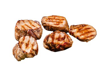 Mangalda domuz eti, biftek, fileto fileto... Beyaz arka planda izole edilmiş et.