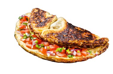 Doldurulmuş domatesli omlet, kırmızı dolma biber ve ahşap tahtada soğan. Beyaz arkaplanda izole