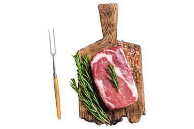 Çiğ kaburga bifteği, ahşap tahtada mermer et ve biberiye. Beyaz arkaplanda izole