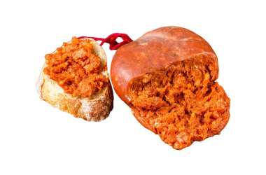 Sobrassada domuz etini ekmek diliminde tedavi etti. Beyaz arkaplanda izole