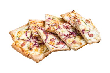 Flammkuchen veya krem peynirli tarte flambee, pastırma ve soğanlı. Beyaz arkaplanda izole