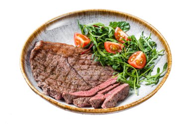 Biftek, biftek, biftek ve sebze salatası. Beyaz arkaplanda izole