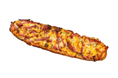 Jambonlu, jambonlu, sebzeli ve peynirli pizza sandviçi. Beyaz arkaplanda izole