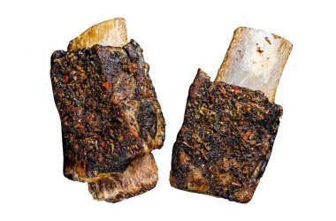 Otlu barbekü bifteği ve pirzola. Beyaz arkaplanda izole