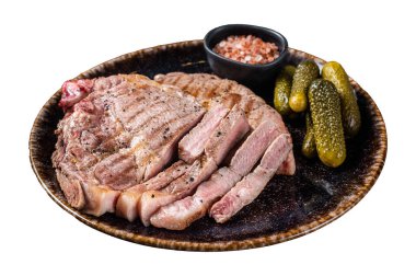 Izgara et. Boyun filetosundan domuz bifteği ve salatalık turşusu. Beyaz arkaplanda izole