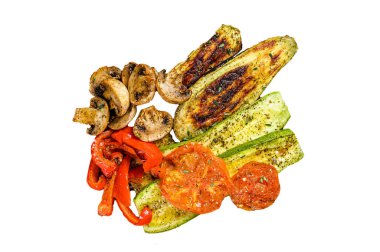 Izgara sebze, dolmalık biber, kabak, patlıcan ve ahşap bir tahtanın üzerinde kuru otlarla birlikte domates. Beyaz arkaplanda izole