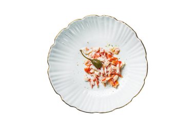 Beyaz arkaplanda, yengeç etli salata, üst görünüm